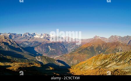 Valmalenco (IT) - vue aérienne depuis Alpe Colina avec le groupe Bernina Banque D'Images