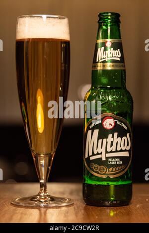 Ankara, Turquie - 11 mai 2020 : bouteille de Mythos, la plus populaire lager hellénique sur le marché. Banque D'Images