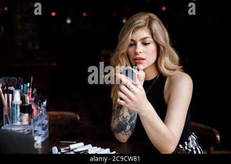 Blogueur de beauté parlant de pinceaux de maquillage et les montre à ses abonnés en ligne Banque D'Images