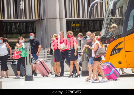 Gran Canaria, Îles Canaries, Espagne. 30 juillet 2020. Des centaines de vacanciers britanniques qui arrivent à l'aéroport de Gran Canaria sont mis en quarantaine alors qu'ils repartent vers le Royaume-Uni alors que cinq vols Jet2 quittent Gran Canaria mardi après-midi pour Birmingham, Belfast, Londres, Manchester et Newcastle. Crédit : Alan Dawson/Alay Live News crédit : Alan Dawson/Alay Live News Banque D'Images