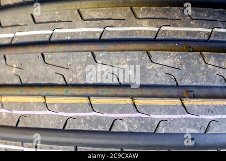 Accent mis sur le gros plan des pneus de voitures neuves avec marques de bande de roulement pour une bonne traction. Banque D'Images