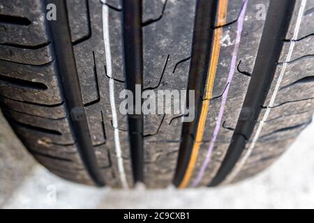 Accent mis sur le gros plan des pneus de voitures neuves avec marques de bande de roulement pour une bonne traction. Banque D'Images