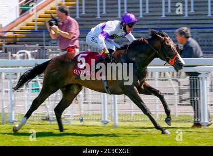 La suprématie du jockey Adam Kirby remporte les enjeux de Richmond au Qatar pendant la troisième journée du festival Goodwood à l'hippodrome de Goodwood, Chichester. Banque D'Images