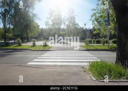 la passerelle sur la route pour la sécurité lorsque les gens traversent la rue, la passerelle sur la rue pour la sécurité Banque D'Images