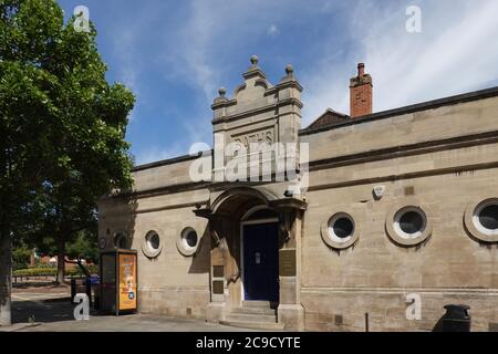 Ipswich, Suffolk, Royaume-Uni - 30 juillet 2020 : bains de natation de la rue fore. Banque D'Images