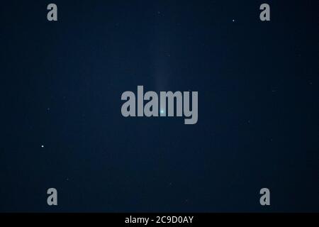 La comète Neowise ou C/2020 F3, pousse en juillet 2020 de l'Italie, isolé dans le ciel bleu de nuit au centre du cadre. Rosolina Mare, Italie. Banque D'Images