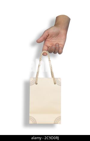Une femme courte main tenant un sac en papier biege isolé sur fond blanc Banque D'Images