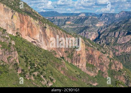 Vue panoramique du canyon de Batopilas, État de Chihuahua, Mexique. Fait partie du complexe de Copper Canyon. Banque D'Images