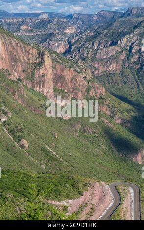 Vue panoramique du canyon de Batopilas, État de Chihuahua, Mexique. Fait partie du complexe de Copper Canyon. Banque D'Images
