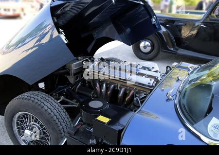 Vue sous le capot moteur d'une Jaguar e-type Banque D'Images