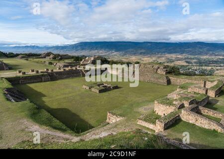 Le patio en contrebas et la place principale dans les ruines précolombiennes de Zapotec de Monte Alban à Oaxaca, Mexique. Un site classé au patrimoine mondial de l'UNESCO. Banque D'Images