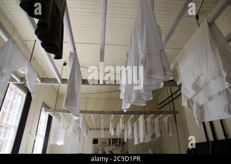 Linge suspendu dans une salle de séchage vintage Banque D'Images