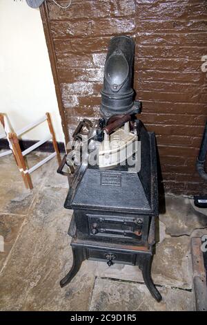 Chaudière en fonte avec fer à l'ancienne Banque D'Images