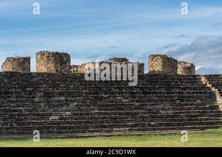 Grandes colonnes de pierre sur le mur sud du patio submergé sur la plate-forme nord des ruines précolombiennes Zapotec de Monte Alban à Oaxaca, Mexique. Banque D'Images