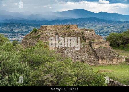 Le point de vue de la pyramide du système M de la plate-forme Sud sur les ruines de Zapotec pré-colombiennes de Monte Alban à Oaxaca, Mexique. Un Herit mondial de l'UNESCO Banque D'Images