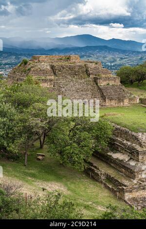 Le point de vue de la pyramide du système M de la plate-forme Sud sur les ruines de Zapotec pré-colombiennes de Monte Alban à Oaxaca, Mexique. Un Herit mondial de l'UNESCO Banque D'Images