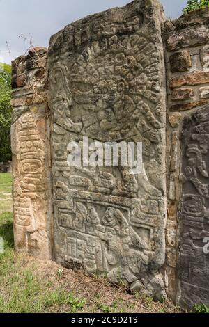 Pierres sculptées montrant des figures sur les coins de la plate-forme Sud dans les ruines de Zapotec pré-colombiennes de Monte Alban à Oaxaca, Mexique. Un ver de l'UNESCO Banque D'Images