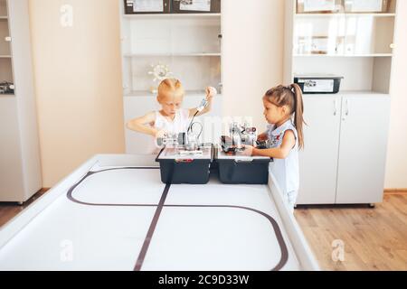 Deux écolières étudient en robotique, assemblent un constructeur de robot Banque D'Images