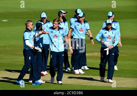 David Willey (au centre à gauche) célèbre avec des coéquipiers après un trajet de cinq-cricket lors de la première journée internationale de la Royal London Series à l'Ageas Bowl, Southampton. Banque D'Images