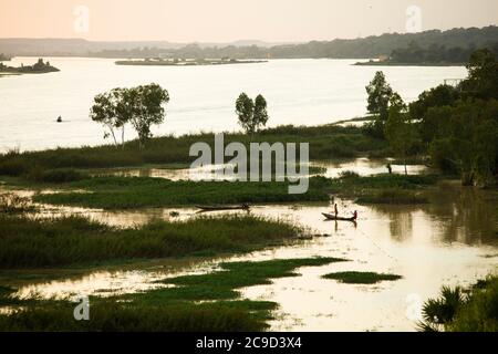 Le fleuve Niger coule au coucher du soleil à travers la capitale de Niamey, Niger, Afrique de l'Ouest. Banque D'Images