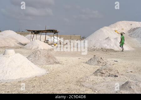 Dakar, Sénégal. 29 juillet 2020. Un homme passe devant les pyramides salées du Lac Rose (Lac Rose) à Dakar, Sénégal, le 29 juillet 2020. Les cas de COVID-19 au Sénégal ont dépassé la barre des 10,000, jeudi, après la confirmation de 145 nouveaux cas, a annoncé le Ministère sénégalais de la santé et de l'action sociale. Credit: Eddy Peters/Xinhua/Alay Live News Banque D'Images