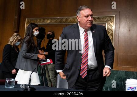 Le secrétaire d'État américain Mike Pompeo prend une pause pour témoigner devant un comité sénatorial des relations étrangères qui se réunit sur le budget 2021 du département d'État dans le bâtiment Dirksen du bureau du Sénat à Washington, DC, États-Unis, le 30 juillet 2020. Crédit : Jim LoScalzo/Pool via CNP/MediaPunch Banque D'Images