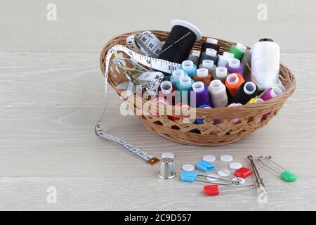 Panier de fournitures de couture sur une surface en bois Banque D'Images