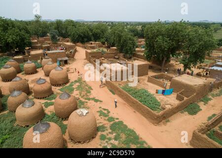 Vue aérienne d'un village africain traditionnel avec des granaries et des maisons construites en boue dans la région de Tahoua, au Niger, en Afrique de l'Ouest. Banque D'Images