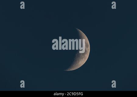 Lune en croissant dans le ciel sombre Banque D'Images