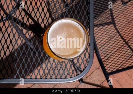 Vue de dessus d'un verre rempli de bière aigre. Le liquide a une teinte orange. Banque D'Images
