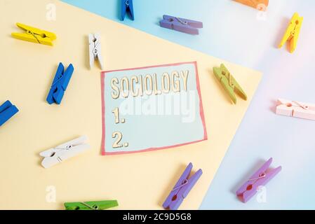 Rédaction de texte de mot Sociologie. Photo d'affaires présentant l'analyse scientifique d'une institution sociale comme un travail de papier de clotespin de couleur entier Banque D'Images