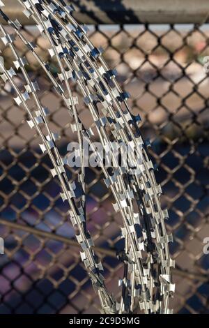 Lignes de raoules Fence de pont piétonnier traversant la frontière entre les États-Unis et le Mexique de Ciudad Juarez à El Paso. Banque D'Images