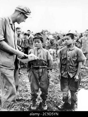 La longue et sanglante bataille d’OKINAWA au Japon en 1945. La bataille a été l'une des plus sanglantes de la bataille sanglante et longue d'OKINAWA au Japon en 1945. La bataille a été l'une des plus sangsues du Pacifique Banque D'Images