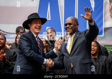 Le comédien et animateur du rapport Colbert, Stephen Colbert, rejoint le candidat républicain à la présidence Herman Cain lors d'un rassemblement à Charleston, Caroline du Sud. L'événement avait tout ce qu'une vraie campagne devrait avoir : meneurs de joie, groupe de marche, chœur gospel et des milliers de jeunes fans. Banque D'Images