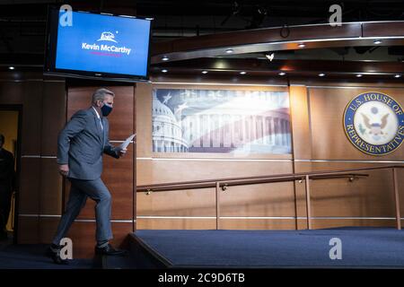 Washington, États-Unis. 30 juillet 2020. Kevin McCarthy, chef de la minorité de la Chambre des représentants, arrive à une conférence de presse hebdomadaire au Capitole des États-Unis à Washington, DC, États-Unis, le jeudi 30 juillet 2020. Photo de Sarah Silbiger/UPI crédit: UPI/Alay Live News Banque D'Images