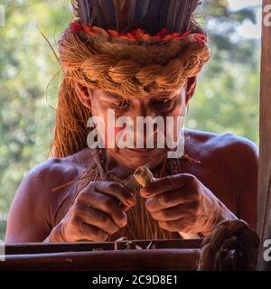 Iquitos, Pérou- Sep 26, 2018 : Portrait de la haute tribu Yagua Indian dans son costume local. L'Amérique latine. Yagua, Yahuas Banque D'Images