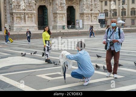 Milan - 6/17/2020 : une jeune fille pose sur la piazza Duomo Milan Banque D'Images