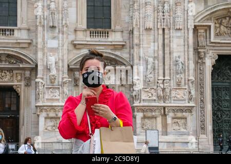 Milan - 6/17/2020 : une jeune fille prenant un selfie devant le Duomo Milan Banque D'Images