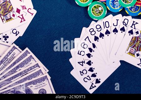 Cartes de jeu sur la table de casino avec jetons de pari et de l'argent en dollars américains Banque D'Images