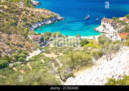 Plage idyllique dans la crique cachée de Dubovica sur l'île de Hvar vue aérienne, archipel de Dalmatie en Croatie Banque D'Images