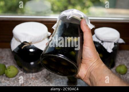 Nocino Jars liqueur italienne à base de noix non mûres Banque D'Images