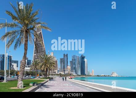 Les gratte-ciel du quartier des affaires central de West Bay depuis la Corniche, Doha, Qatar, Moyen-Orient Banque D'Images