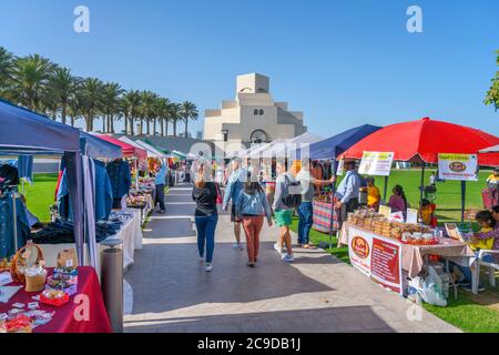 Marché en face du Musée d'Art islamique, Doha, Qatar, Moyen-Orient Banque D'Images