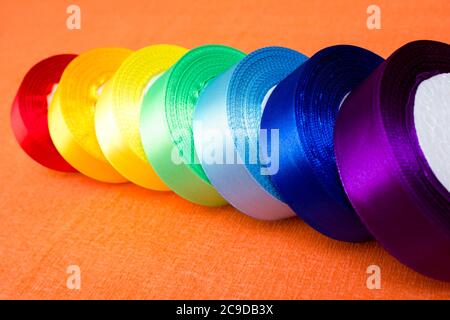 Rouleaux de rubans de satin multicolores - pour les passe-temps, l'artisanat Banque D'Images