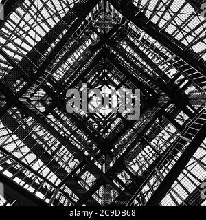 Tour d'observation construite à partir de gratins, photographiée verticalement depuis le dessous, abstraite et noir et blanc avec contraste dur Banque D'Images