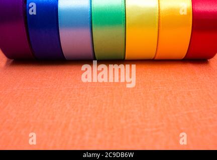 Rouleaux de rubans de satin multicolores - pour les passe-temps, l'artisanat Banque D'Images