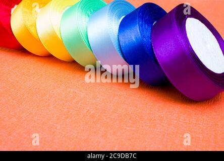 Rouleaux de rubans de satin multicolores - pour les passe-temps, l'artisanat Banque D'Images