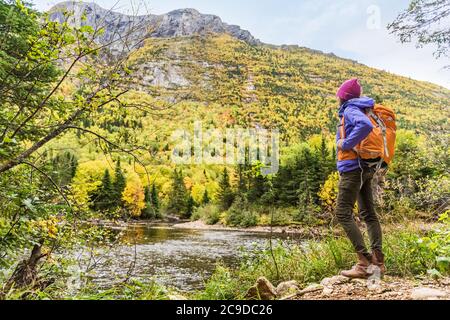 Femme randonnée pédestre regardant la vue panoramique de l'automne feuillage paysage de montagne . Voyage aventure à l'extérieur personne debout se détendre près de la rivière pendant Banque D'Images