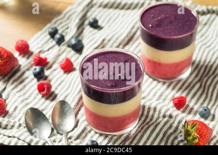 Petit-déjeuner sain rouge blanc bleu maison Smoothie avec baies Banque D'Images