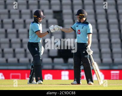 Le capitaine d'Angleterre Eoin Morgan (à droite) s'empare de Sam Billings lors de la première journée internationale de la série royale de Londres à l'Ageas Bowl, Southampton. Banque D'Images